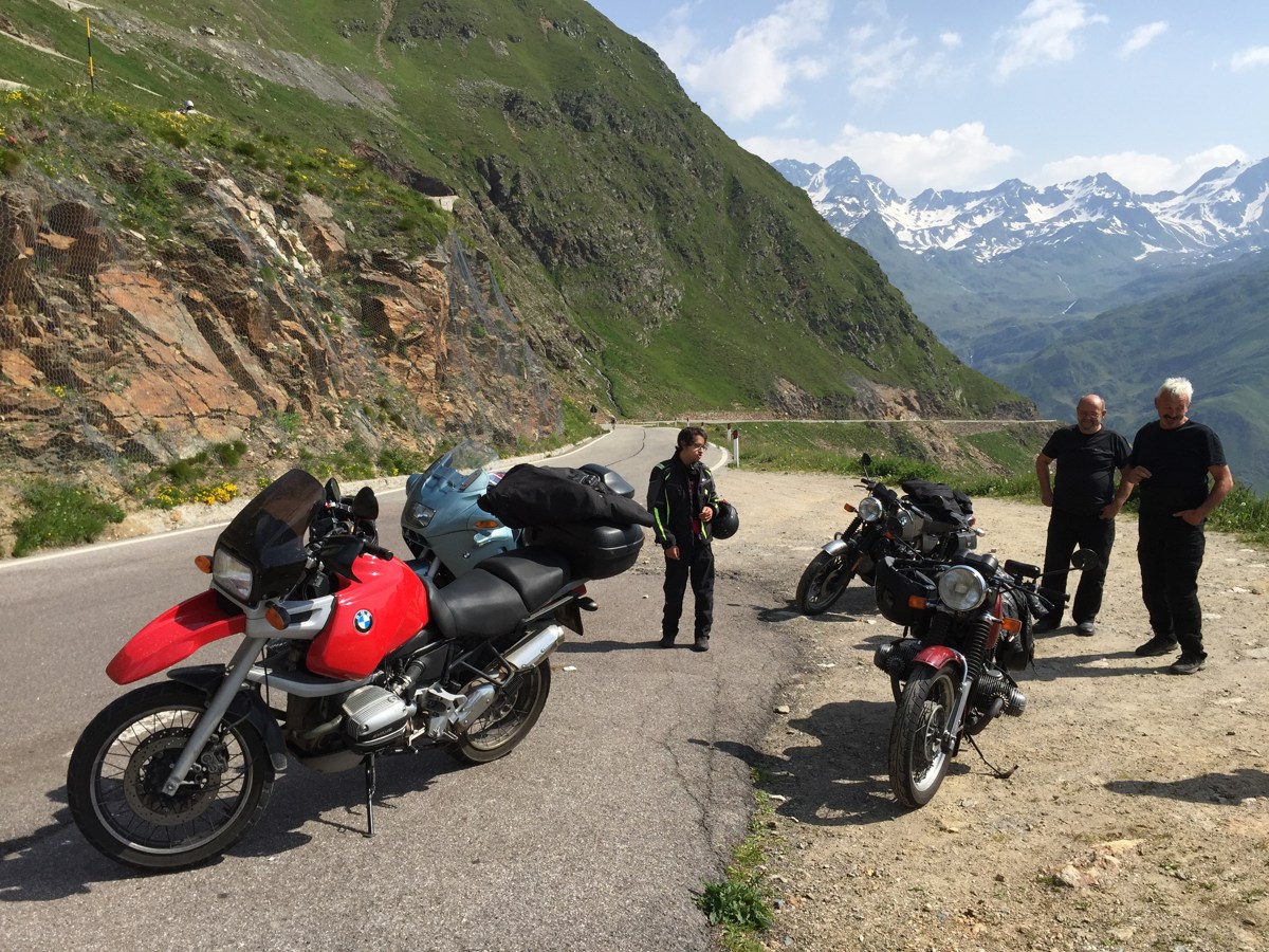 discover-rideing through-the-mountains discover-riding through-the-mountains
